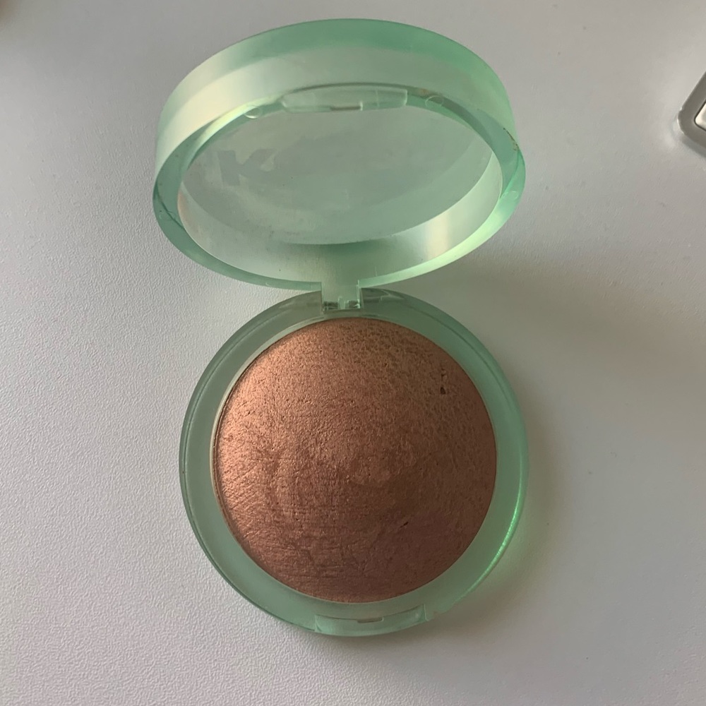 The Sun Show Moisturizing Baked Bronzer
Kosas Color: Medium